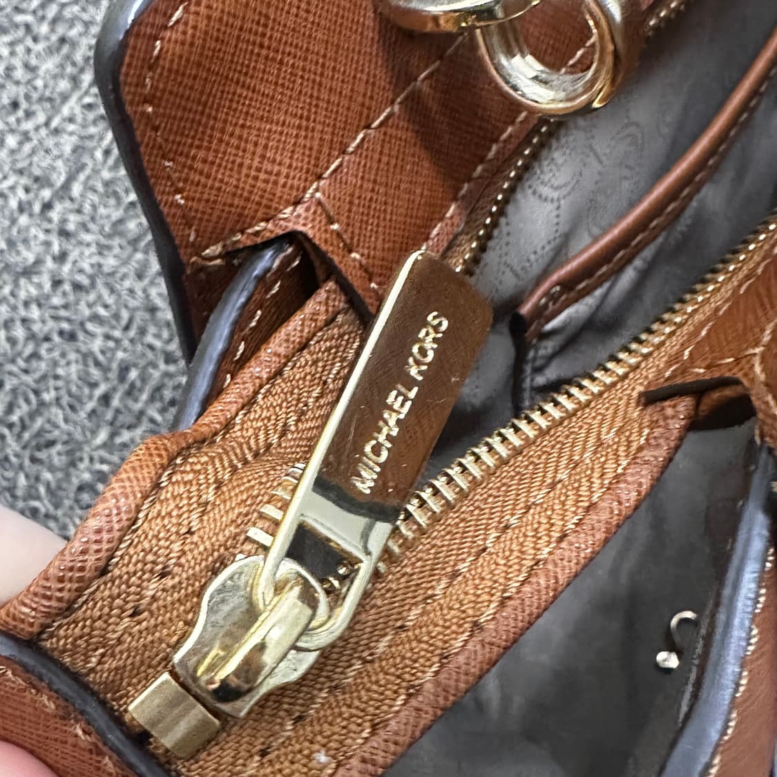 마이클코어스 라지 금장 사피아노 셀마 여성 숄더백 브라운 상품이미지9