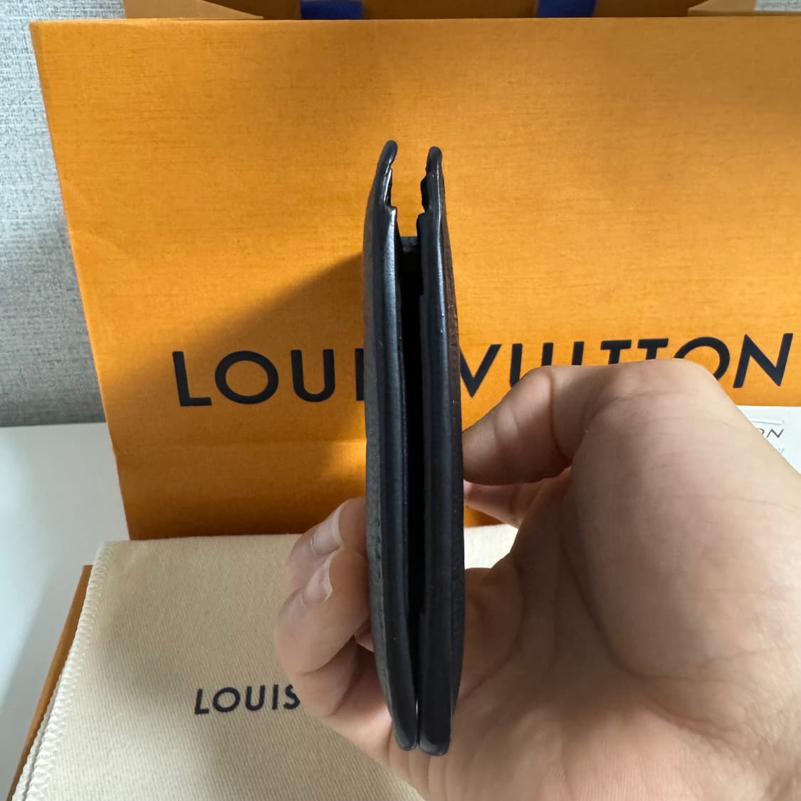 루이비통 모노그램 쉐도우 반지갑 블랙 상품이미지4