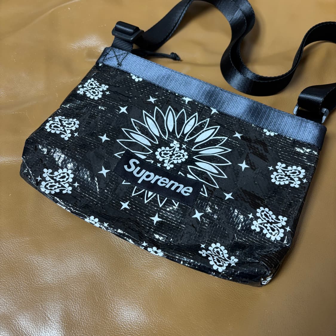 Supreme 슈프림 반다나 블랙 타프 사이드백 샤코슈 가방 Black 상품이미지3