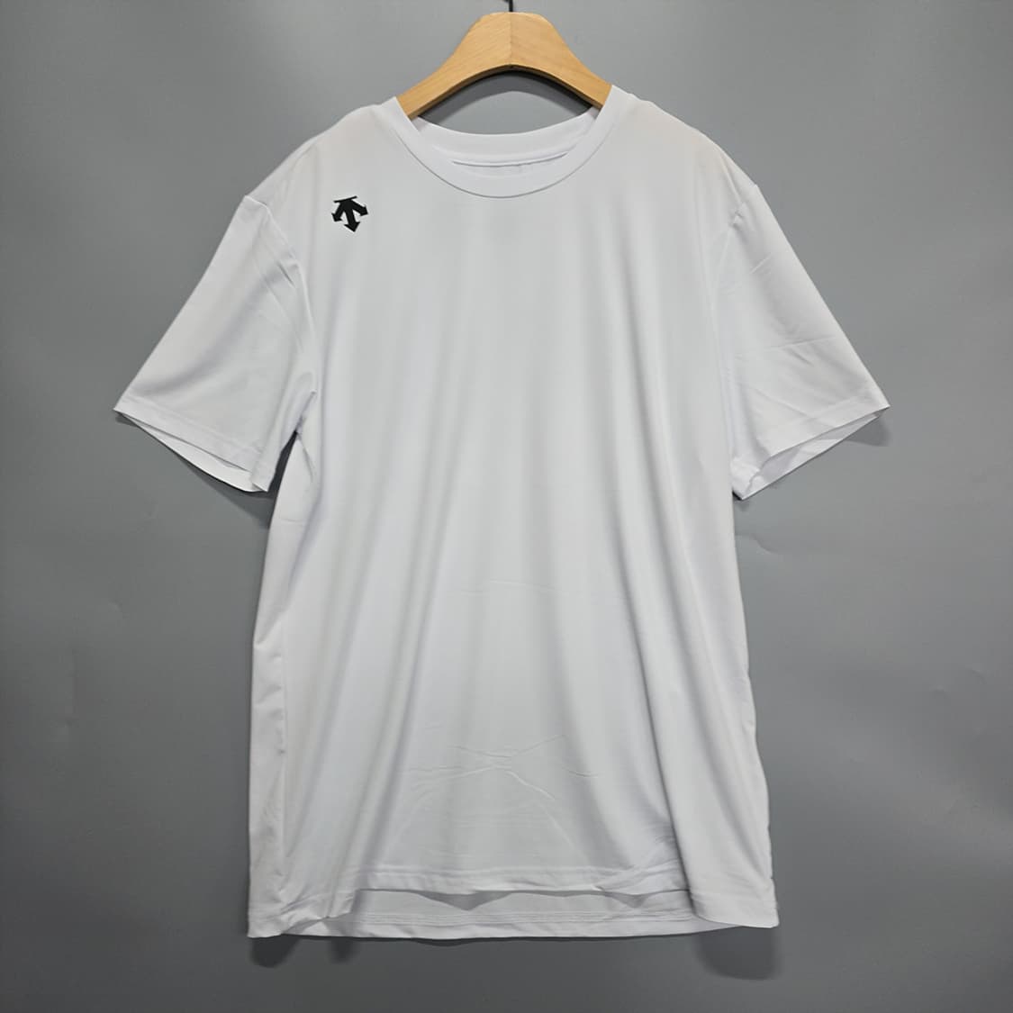 데상트(DESCENTE) 로고 반팔 티셔츠 100 상품이미지1