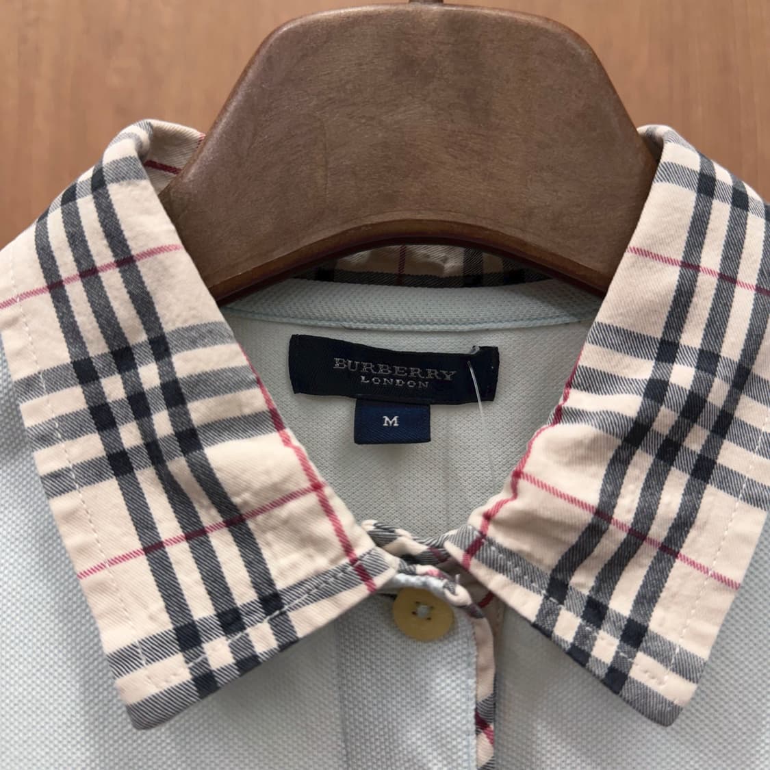 버버리 런던 반팔 티셔츠 배색 체크 카라넥 로고 자수 디테일 라이트 블루 상품이미지6