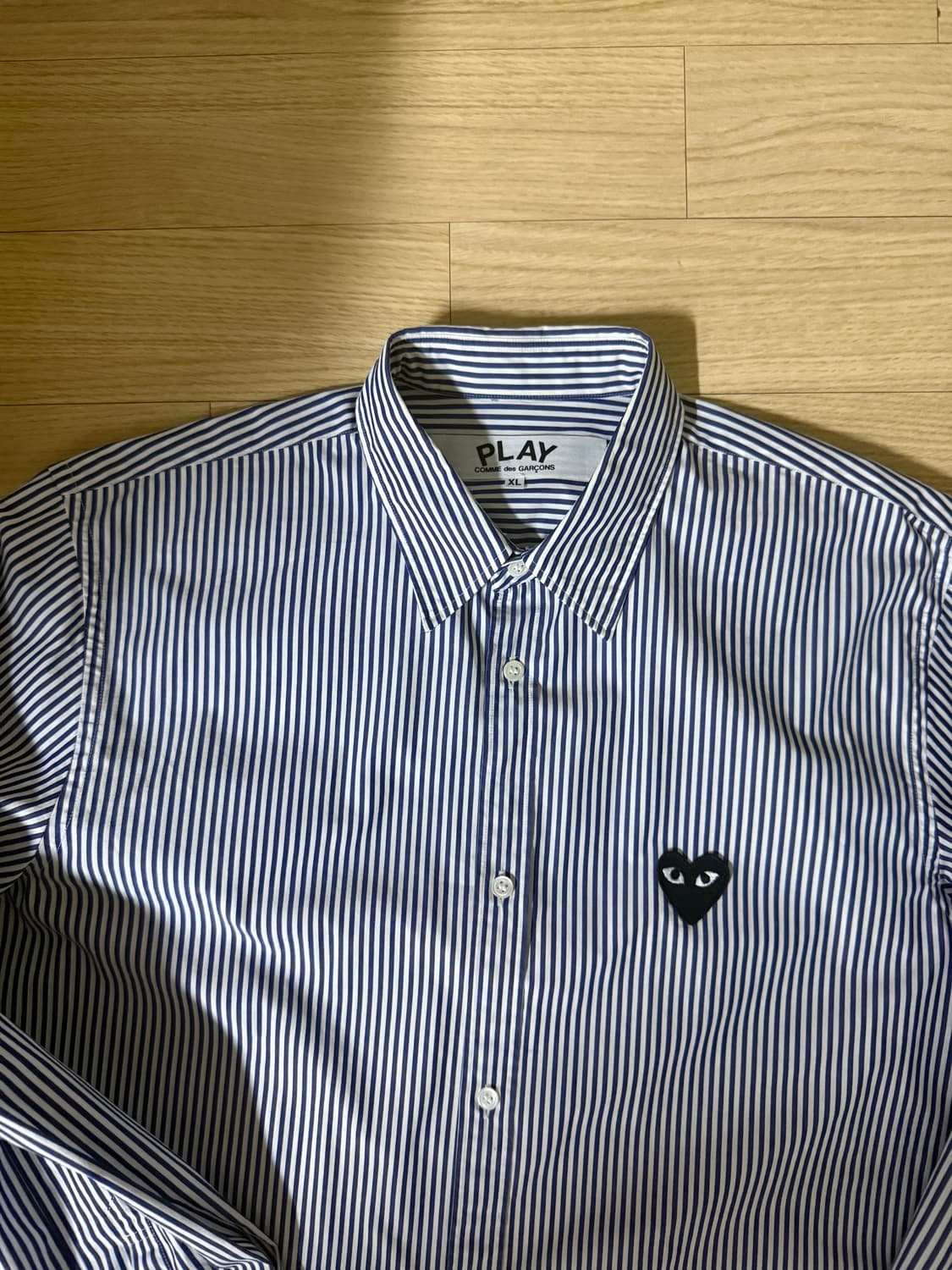 플레이 꼼데가르송 블랙 하트 스트라이프 버튼 다운 셔츠 블루 XL 상품이미지3