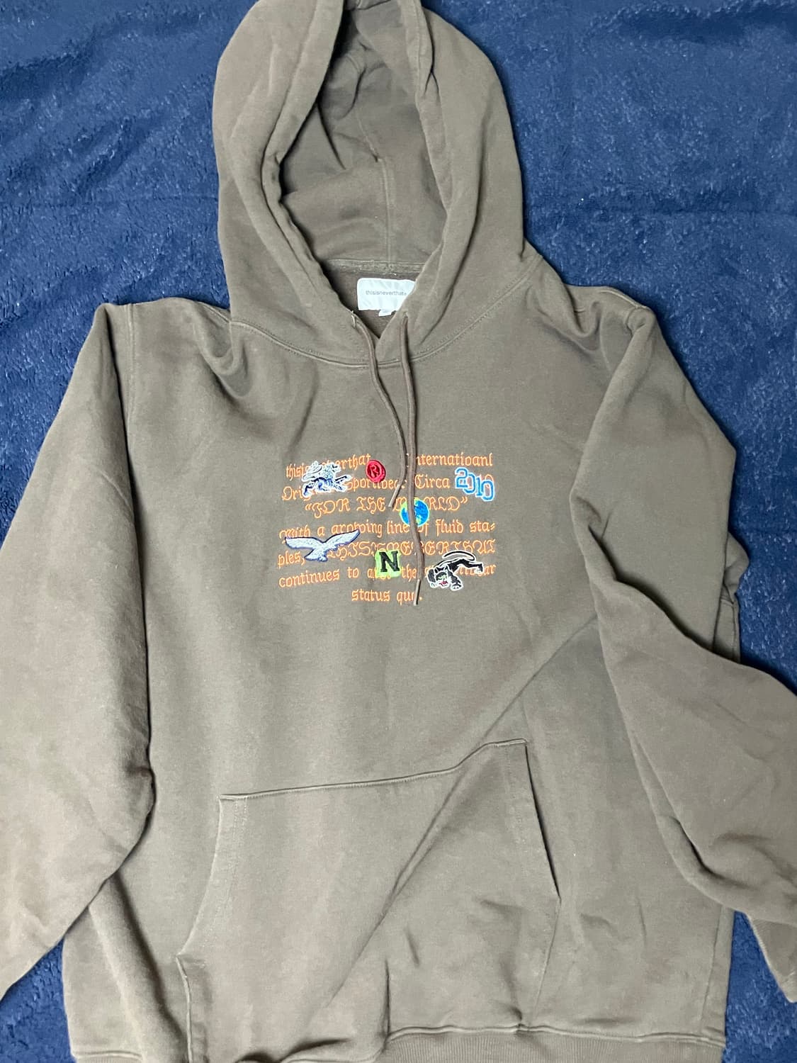 디네뎃 스티커 후드티 상품이미지1