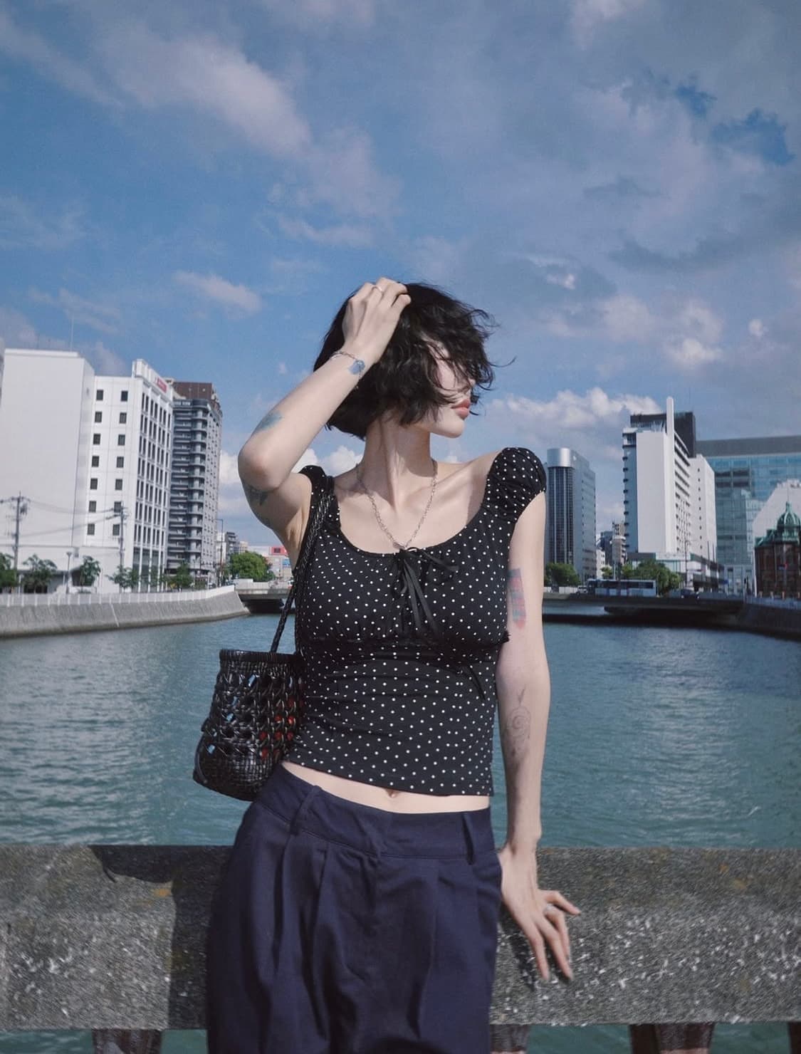 페일제이드 도트 리본 슬리브 티 블랙 S 상품이미지4