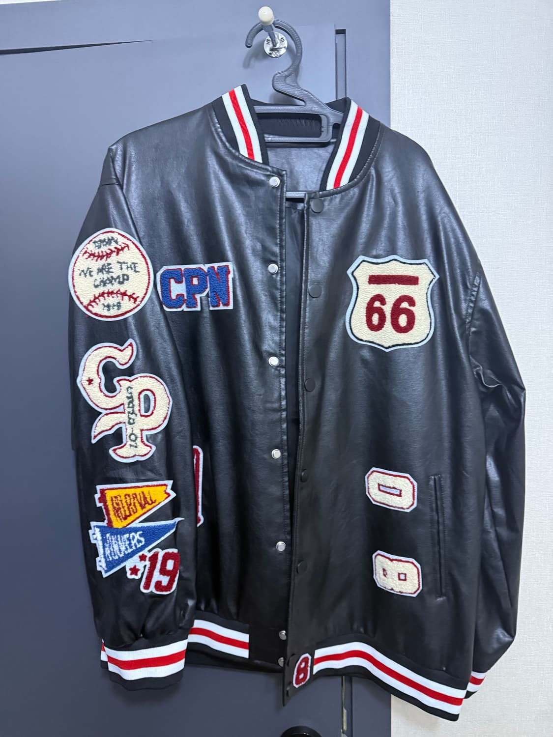 가죽 바시티 자켓입니다 상품이미지1