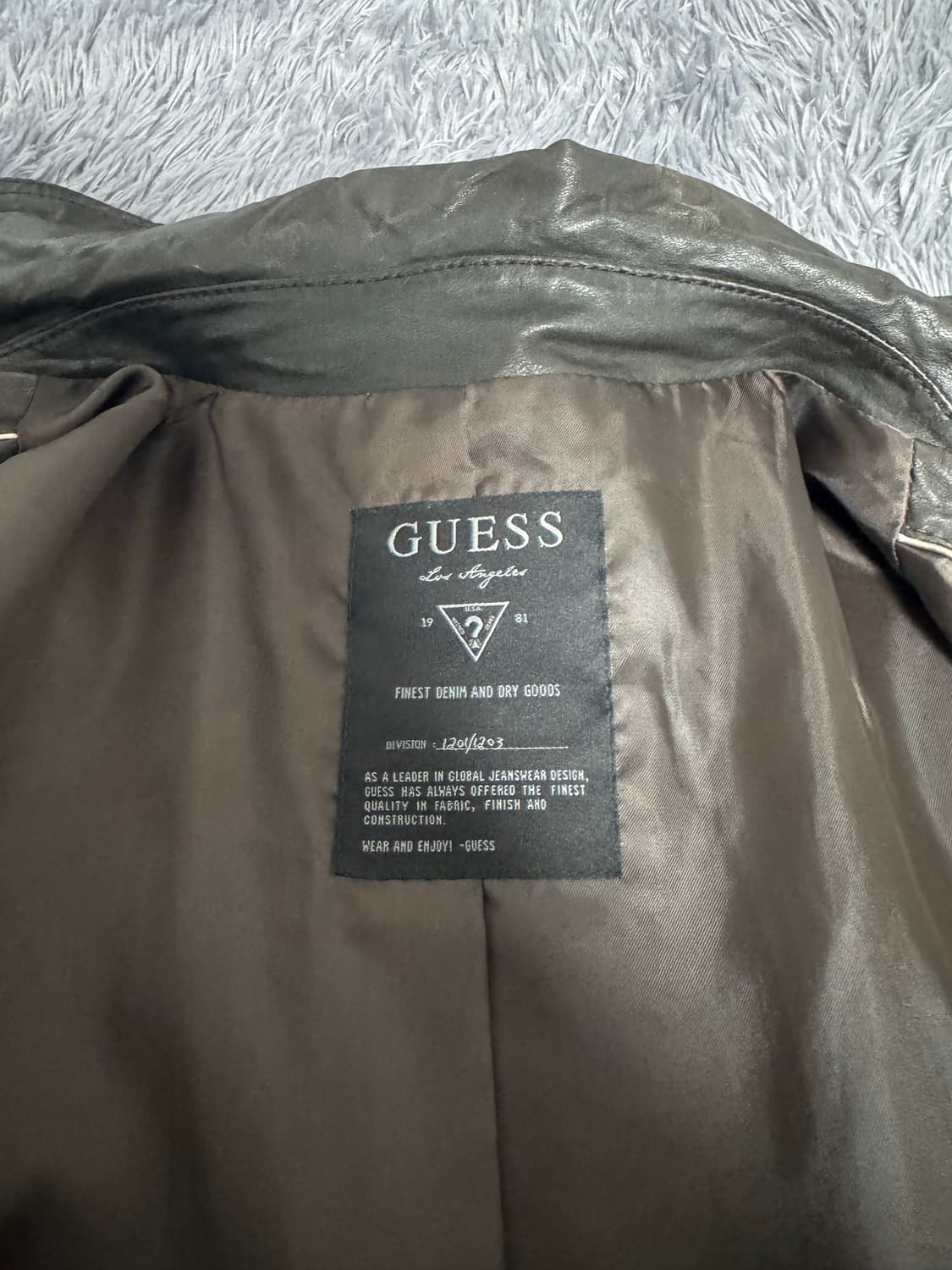 Guess 하이넥 사선 집업 램스킨 자켓 상품이미지4