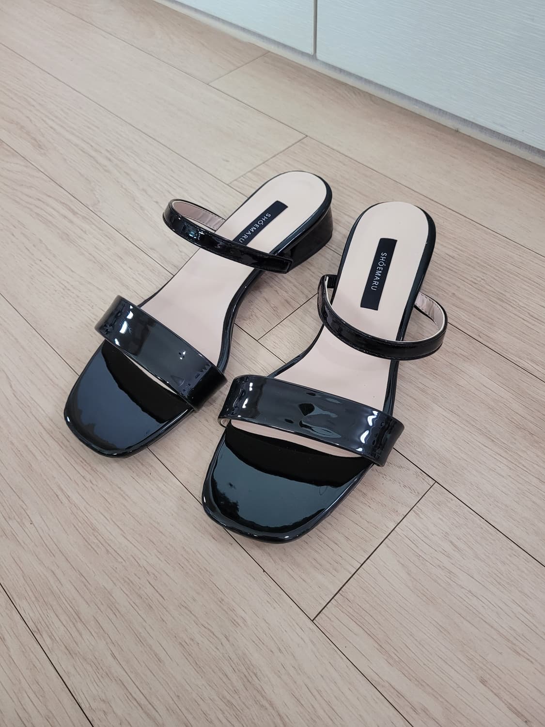 스트랩 샌들 240 에나멜 블랙 상품이미지1