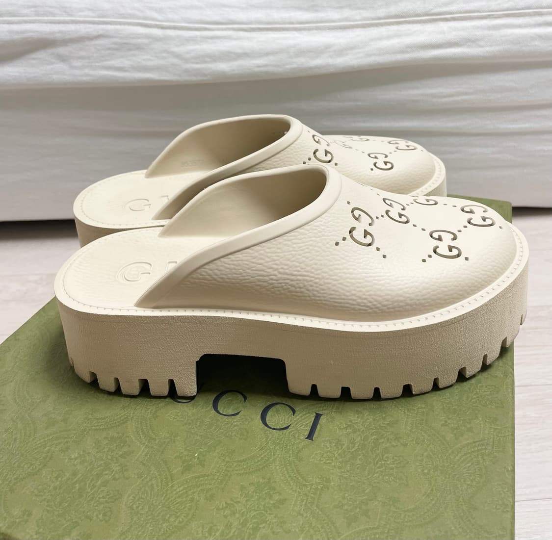 구찌 GUCCI 러버 GG 로고 크록스 클로그 뮬 슬리퍼 플랫폼 샌들 상품이미지9