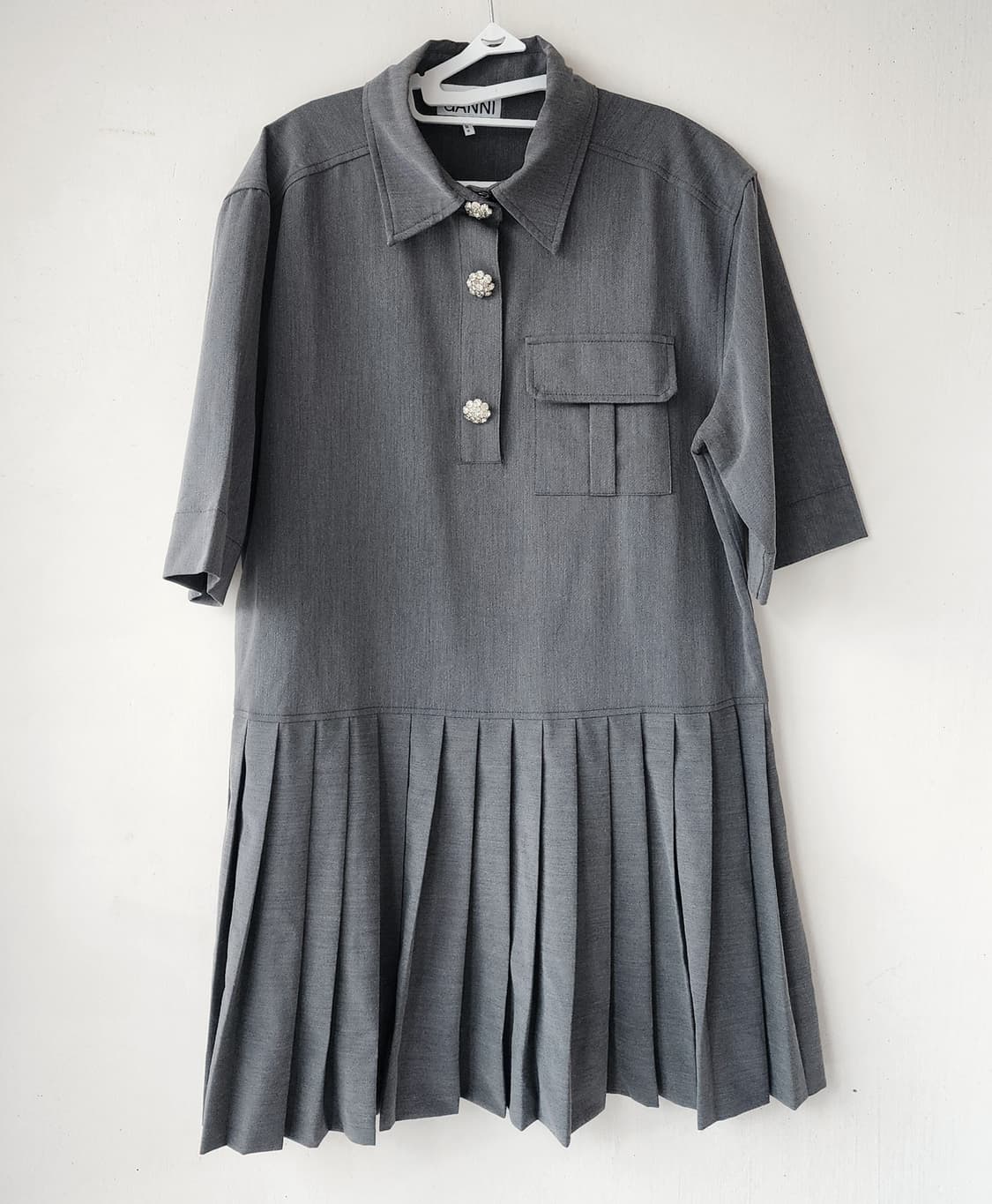 가니 Ganni 보석 단추 플리츠 원피스 상품이미지4