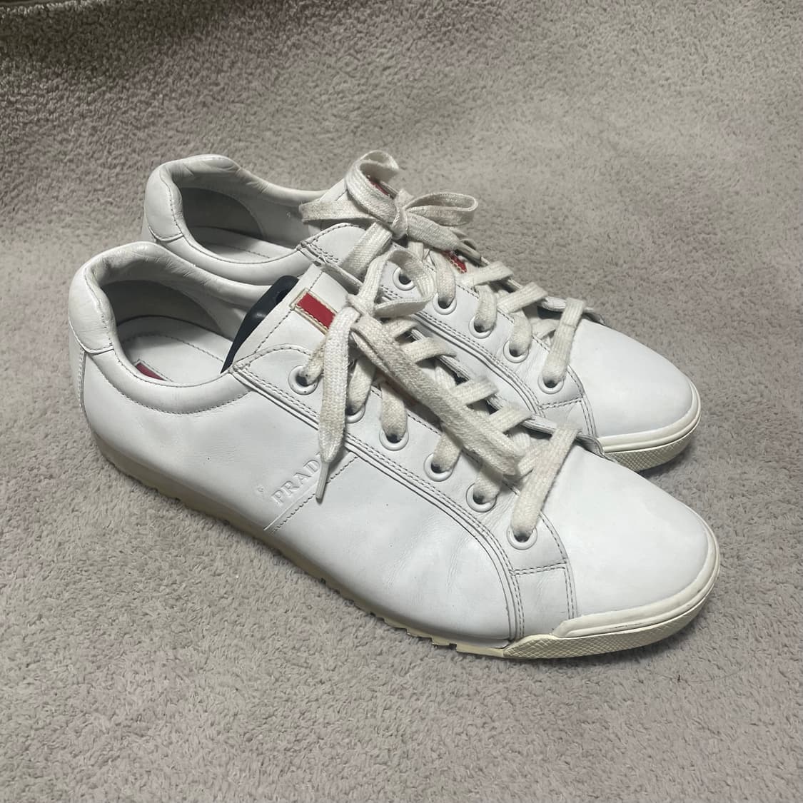 285) 프라다 스포츠 레더 로고 스니커즈 화이트 상품이미지3