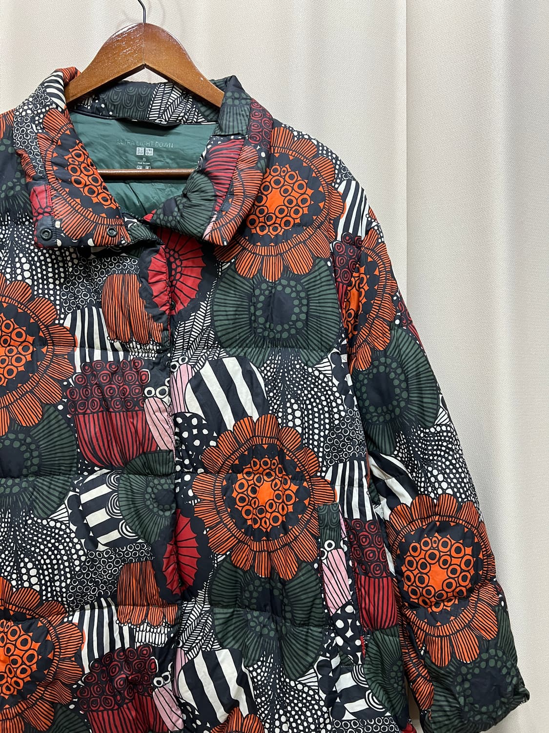 유니클로 마리메꼬 플라워패턴 울트라라이트다운 경량패딩  상품이미지3