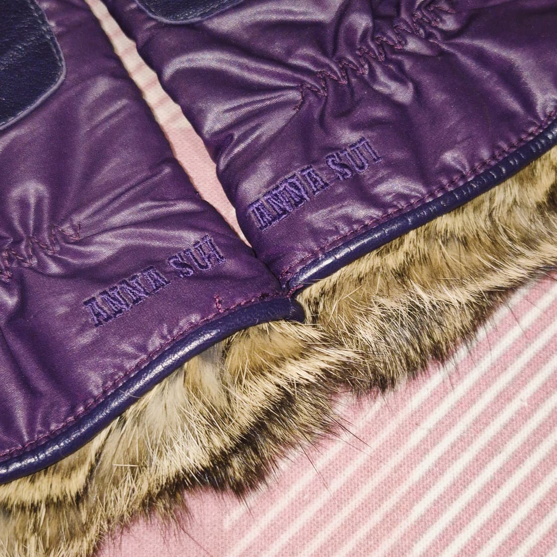 04s 안나수이 퍼플 나비 패디드 레더 장갑 상품이미지9