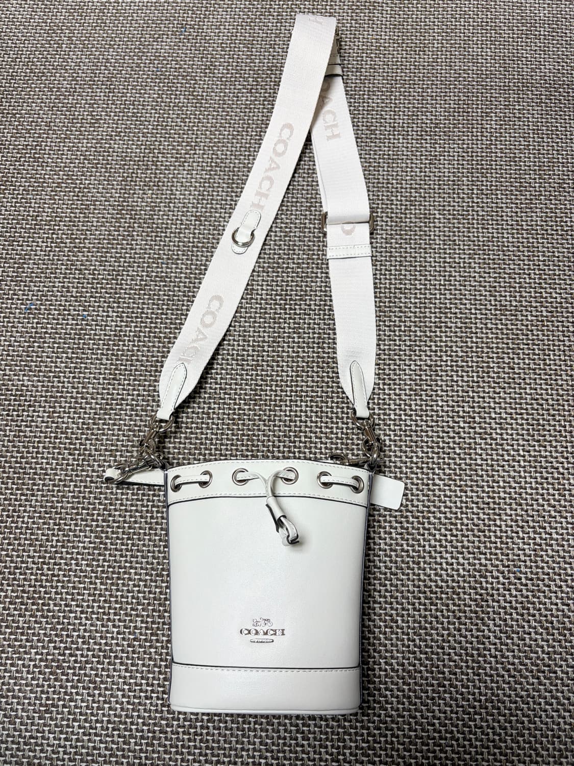 코치 미니 버킷백 크림 상품이미지1