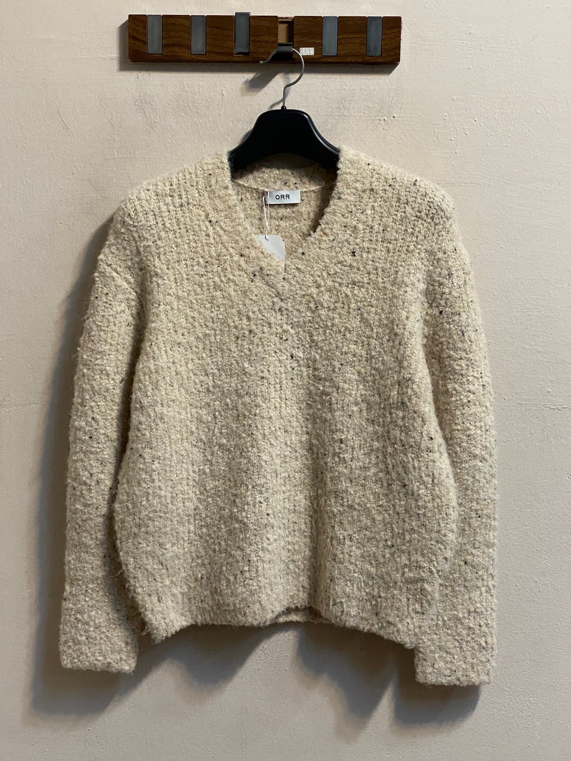 오르 텍스쳐 브이넥 스웨터 상품이미지1