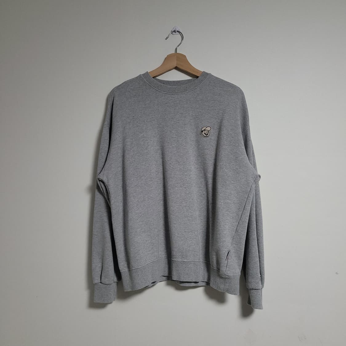 (M) 이벳필드 그레이 캐릭터 자수 맨투맨 티셔츠 상품이미지1