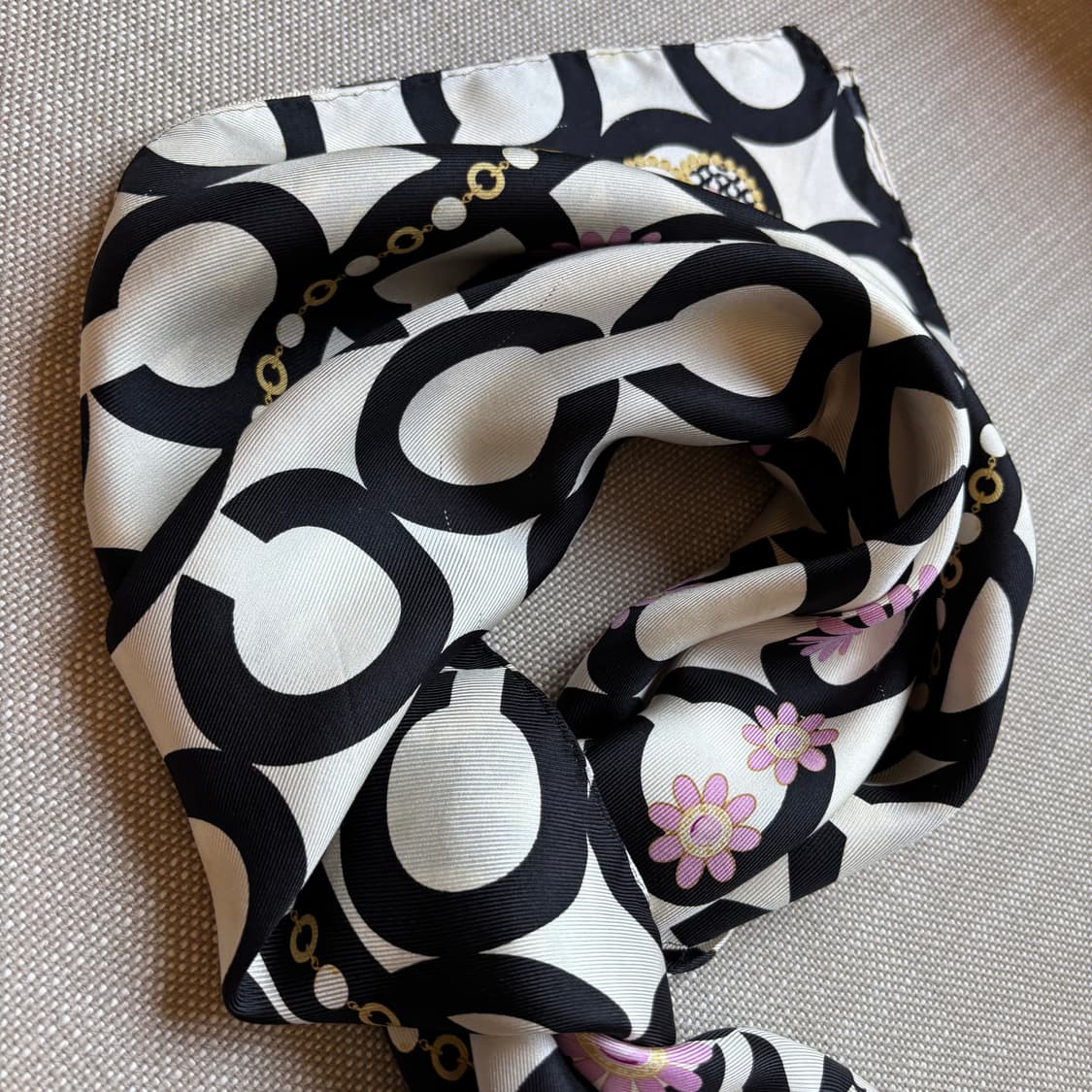 코치 시그니처 패턴 블랙/화이트 플라워 실크 스카프 상품이미지3