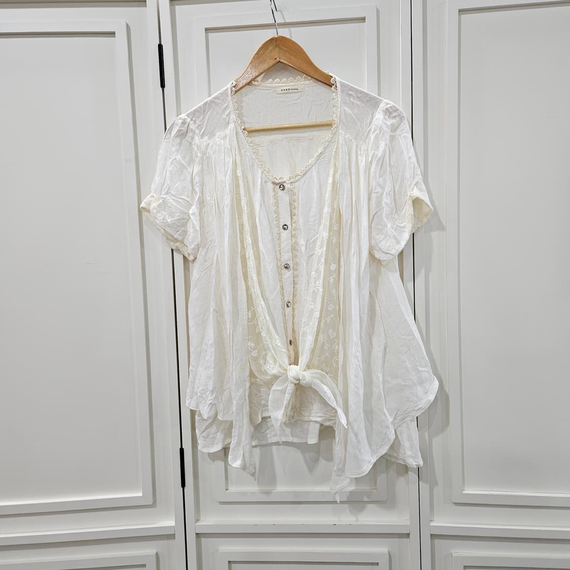 엑시즈팜(Axes Femme) 레이스 레이어드 리본 블라우스 상품이미지1