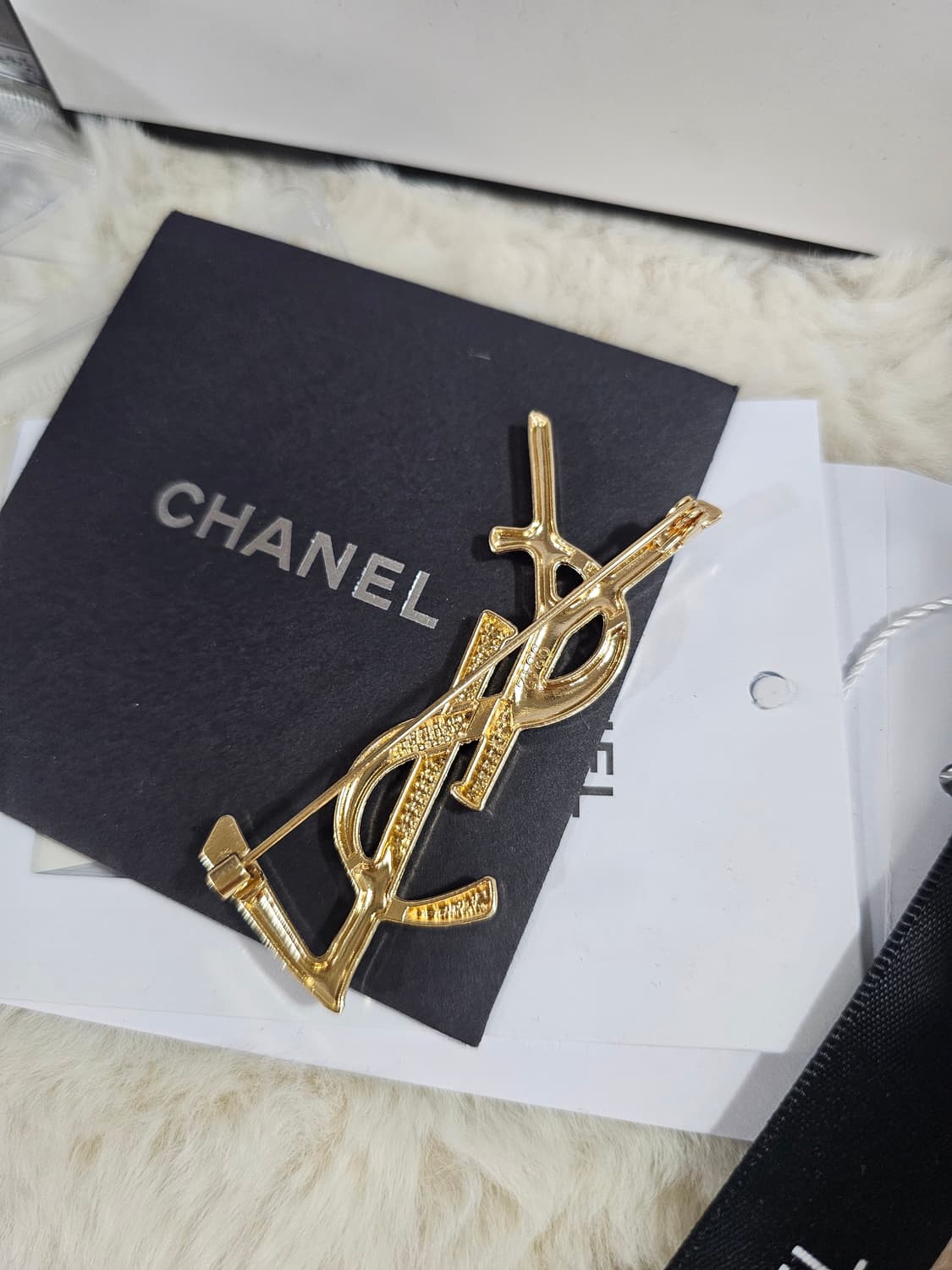 생로랑 업사이클링 블랙브로치 상품이미지3