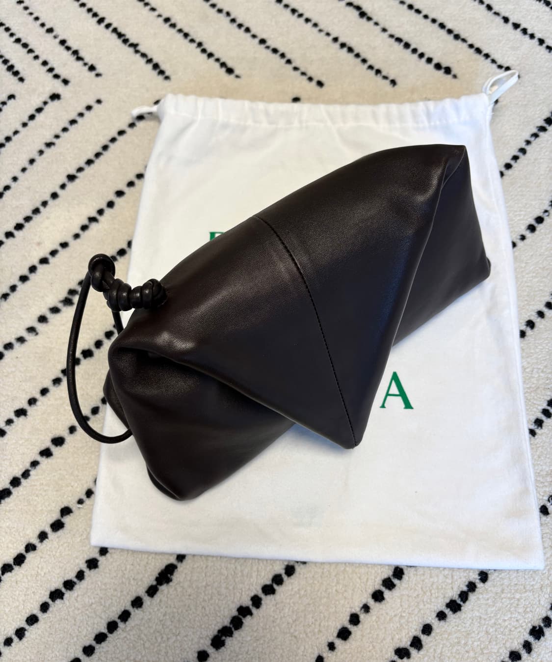 보테가베네타 트라이앵글 클러치백 상품이미지2