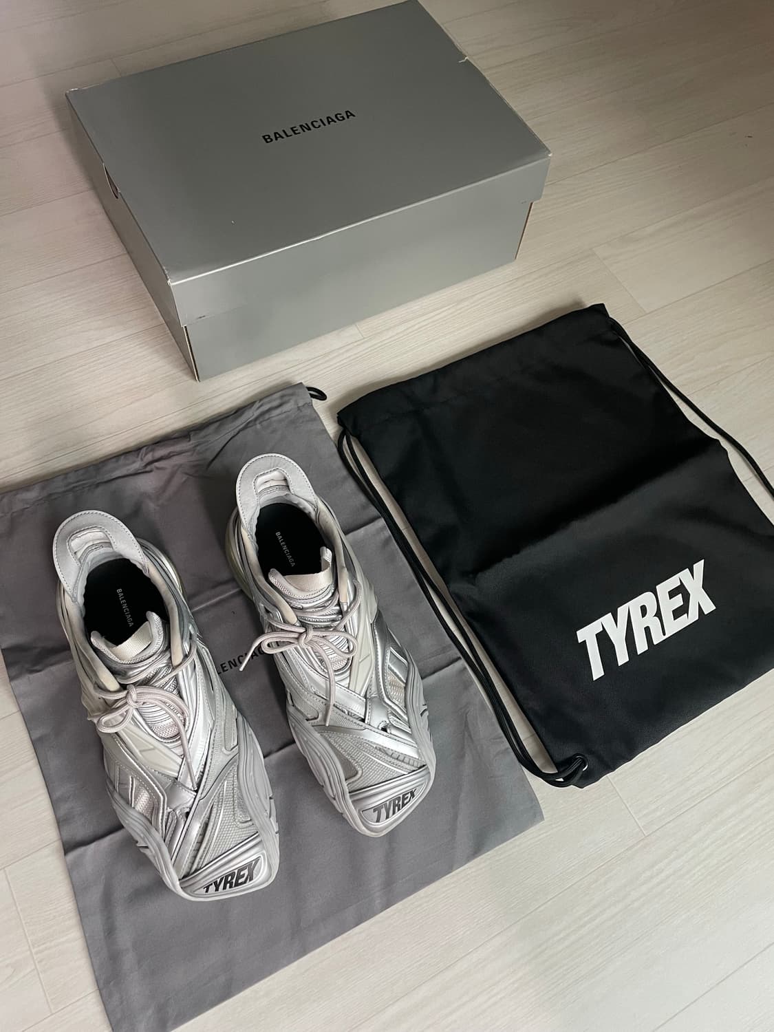 발렌시아가 타이렉스 tyrex 실버 42사이즈 (270) 풀박스 상품이미지5