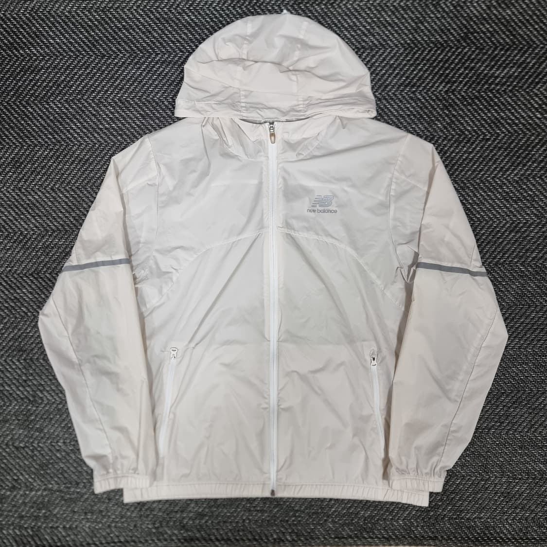 뉴발란스 베이지 아노락 바람막이 상품이미지1