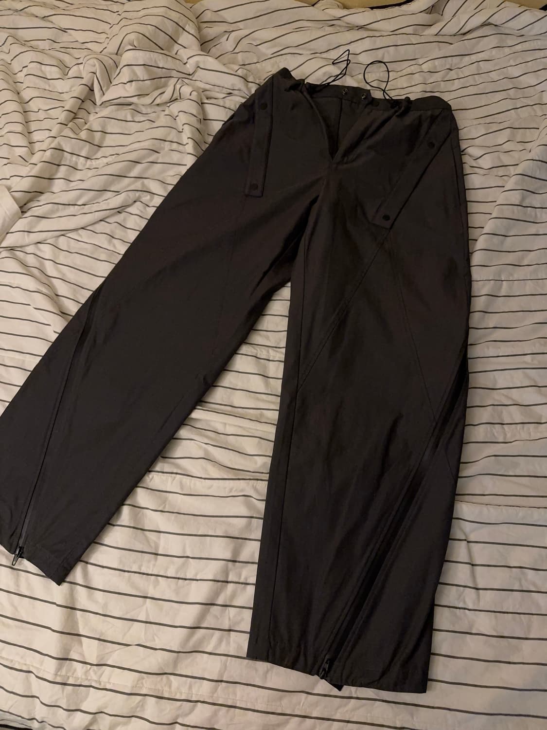 쿠어 유틸리티 지퍼 플립 팬츠 차콜그레이 상품이미지1