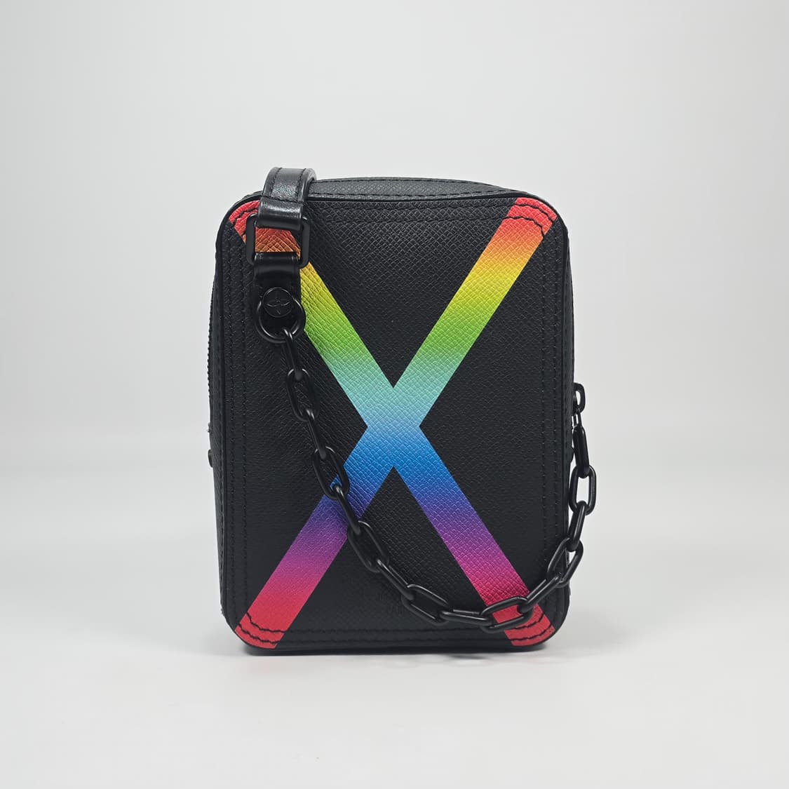 루이비통 타이가 레더 레인보우 다뉴브 크로스백 상품이미지3