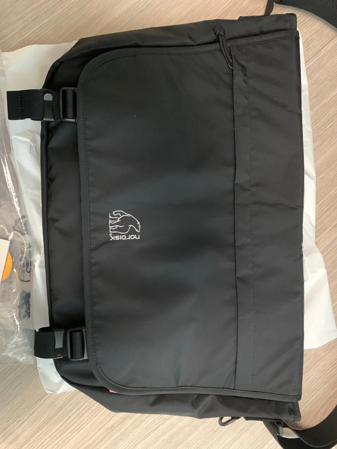 노르디스크 블랙 메신저백 신품급 팝니다. 상품이미지2