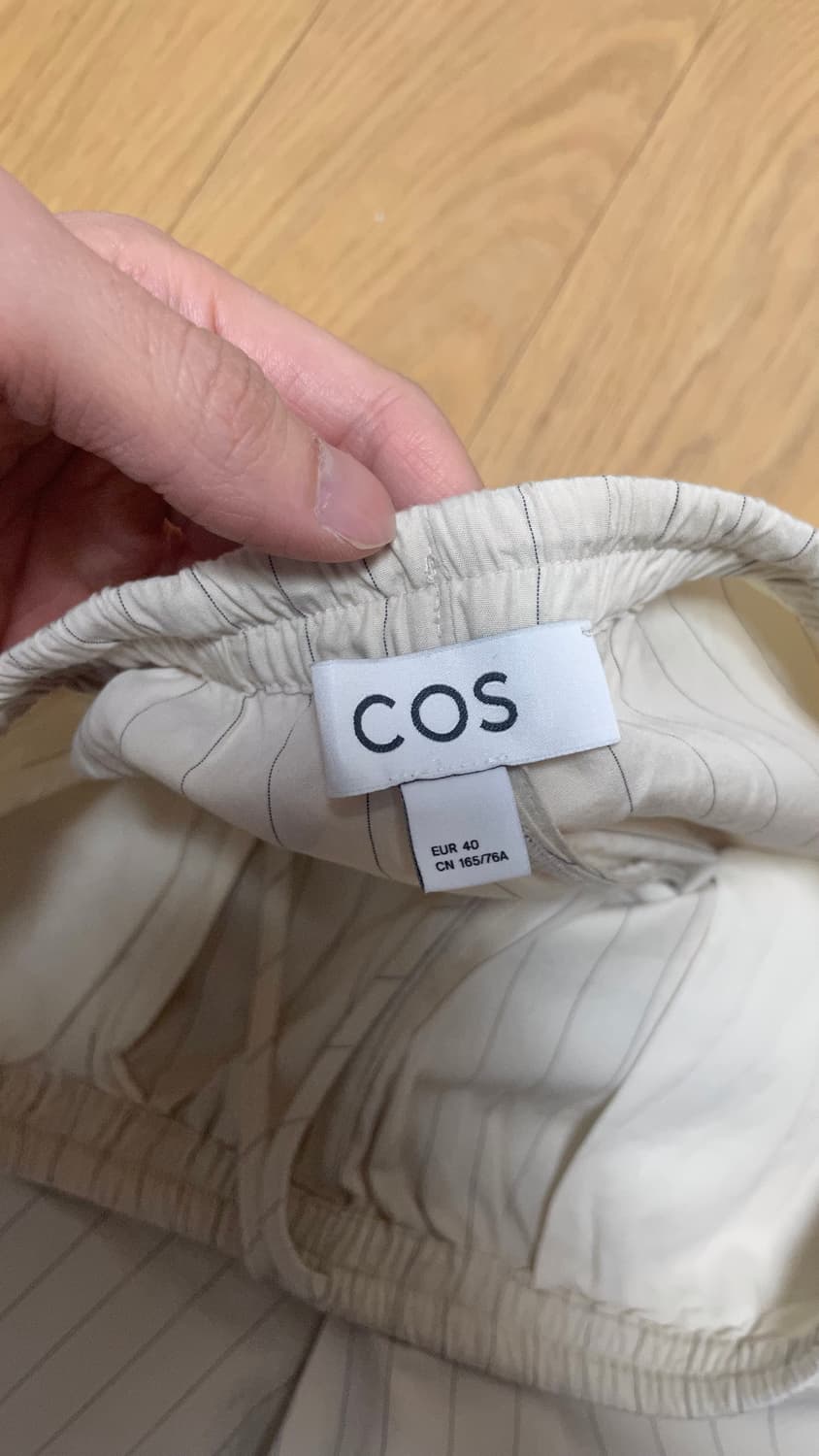 COS 코스 핀스트라이프드 니-레노스 쇼츠 크림(40) 상품이미지5