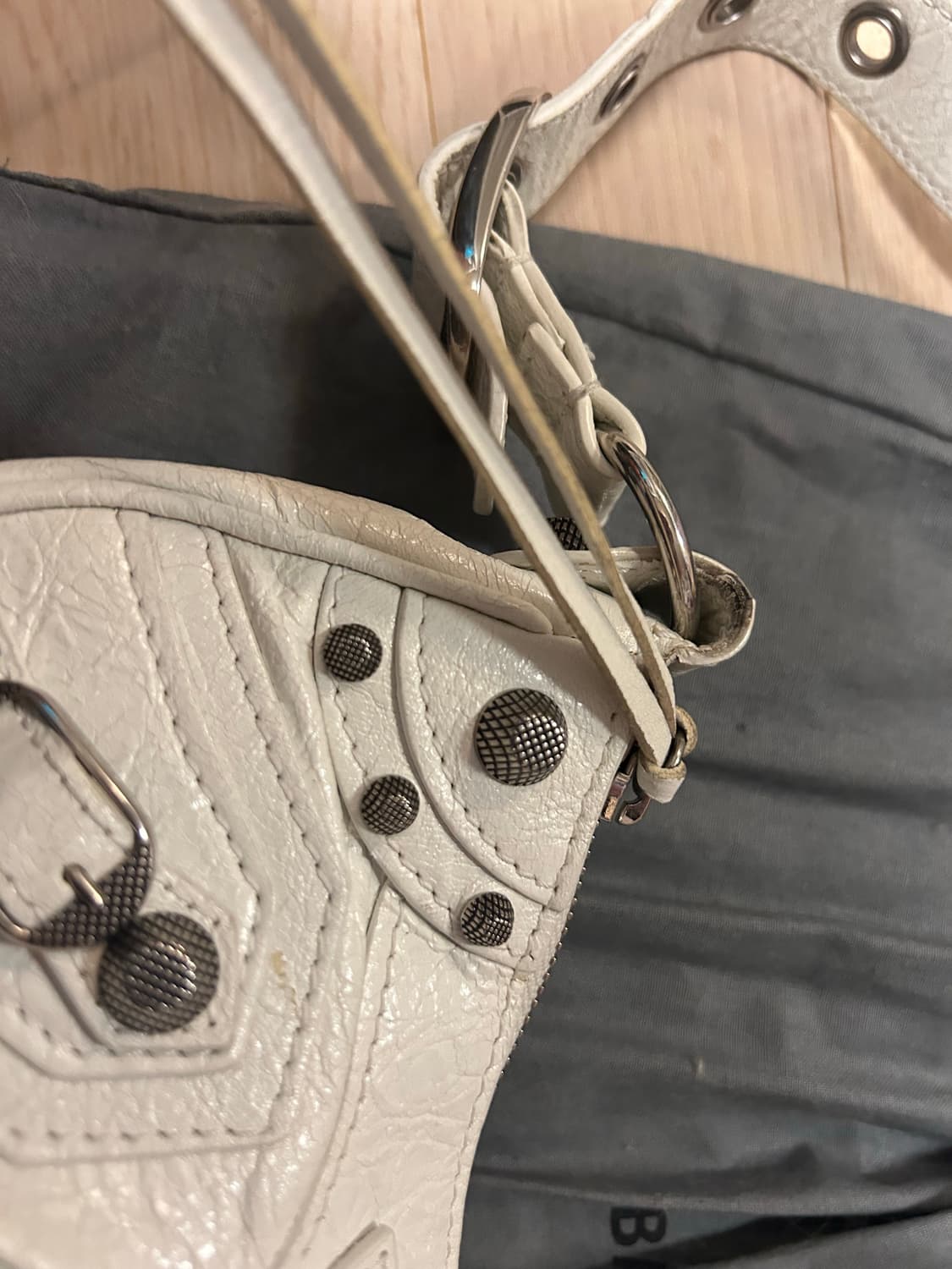 발렌시아가  아레나 램스킨 르카골 XS 숄더백 화이트 상품이미지6