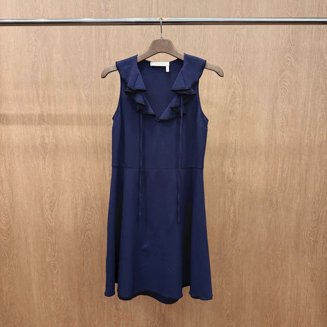 씨 바이 끌로에 러플 브이넥 슬리브리스 미디 원피스 네이비 상품이미지2