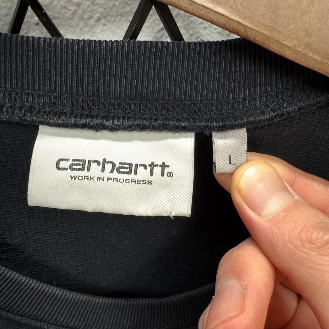칼하트 윕 스웻셔츠 전면 레터링 로고 포인트 블랙 상품이미지6