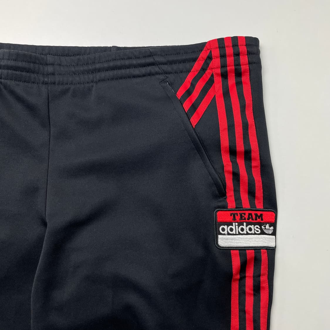 [중고] 아디다스 블랙/레드 삼선 트레이닝 바지 상품이미지4