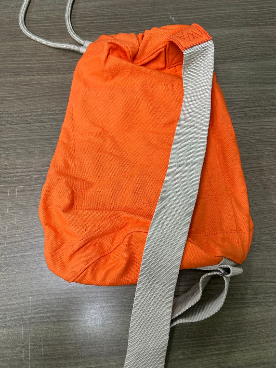 유니클로 JW앤더슨 드로우스트링 백팩 오렌지 상품이미지1