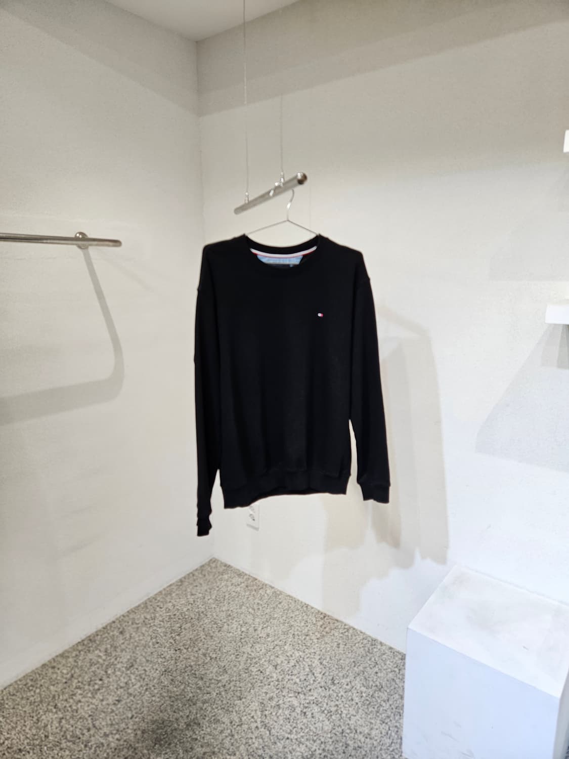 타미힐피거 라운드 맨투맨 상품이미지1