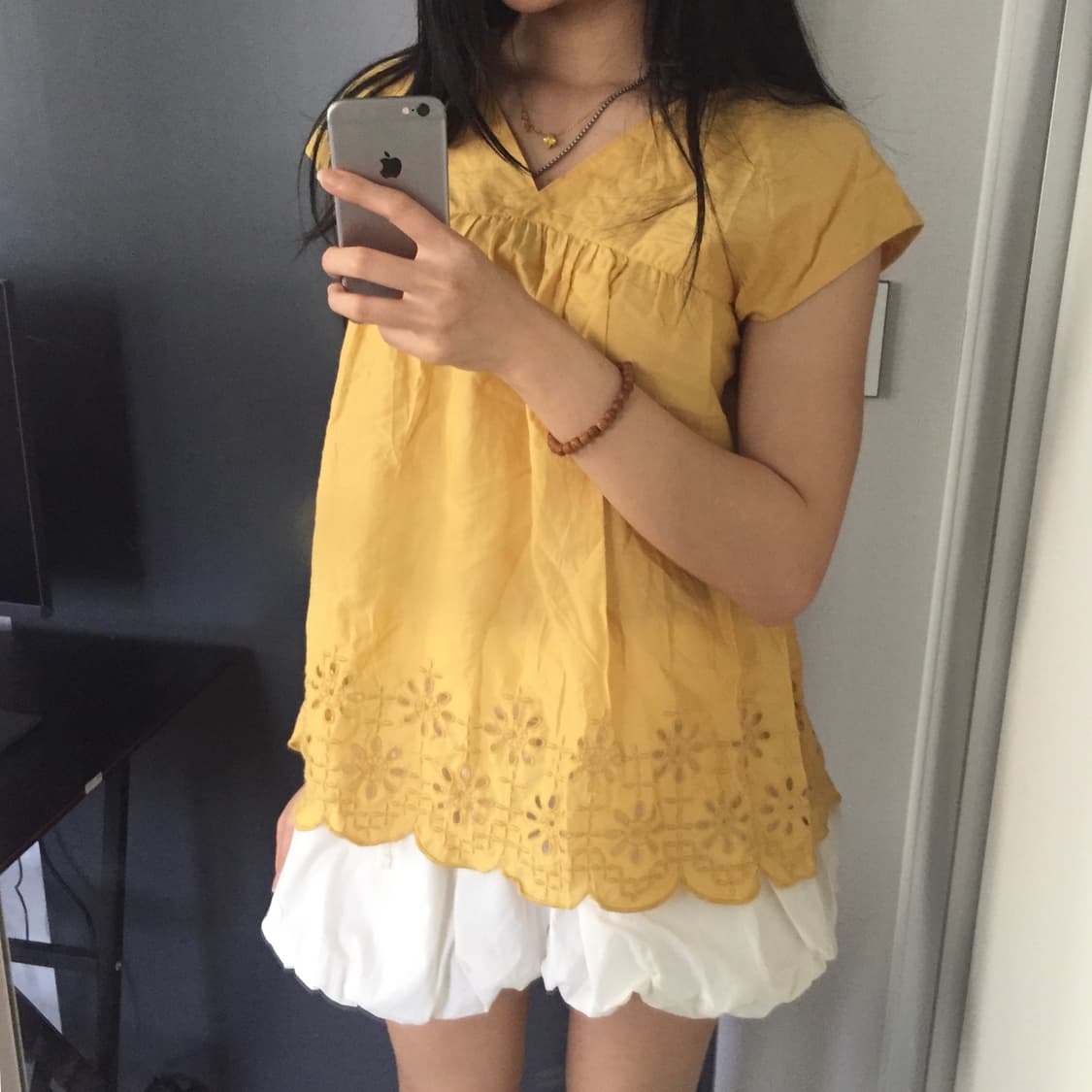 몽글 모리걸 플라워 펀칭 슬리브리스 블라우스 상품이미지3