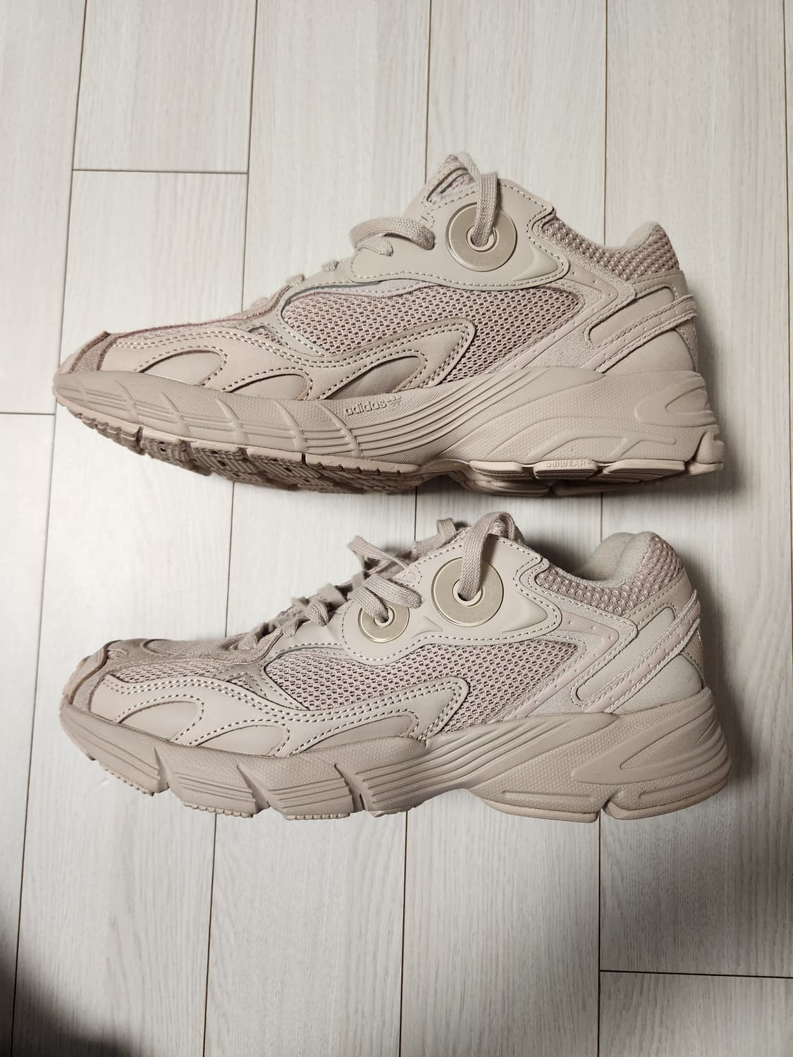 새상품급)아디다스 오리지널 아스티어 운동화(FZ6506) 사이즈255

 상품이미지6