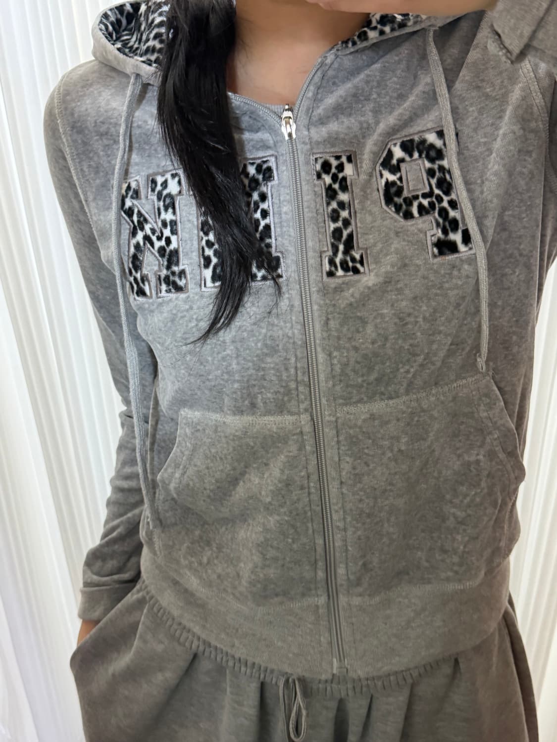 빅토리아 시크릿 그레이 레오파드 벨벳 후드집업 상품이미지1