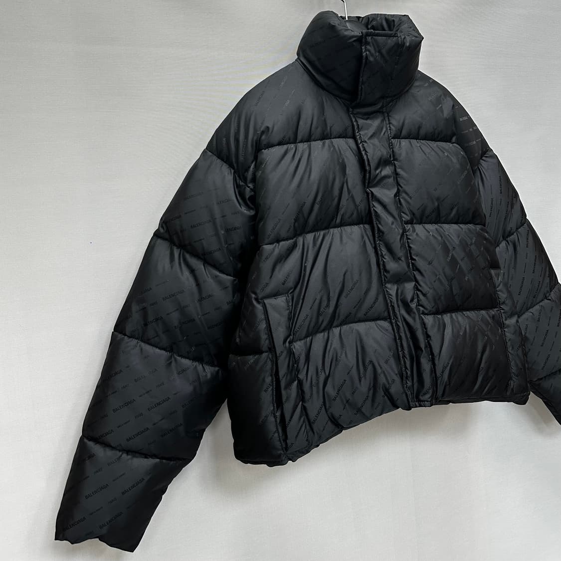 발렌시아가 올오버 BB 로고 패딩 재킷 (여성 크롭 오버핏)  상품이미지2