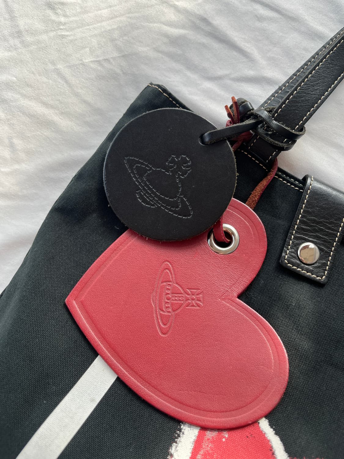 비비안 웨스트우드 하트 오브 로고 가죽 참 스트랩 I♡CRAP 토트 백 상품이미지9