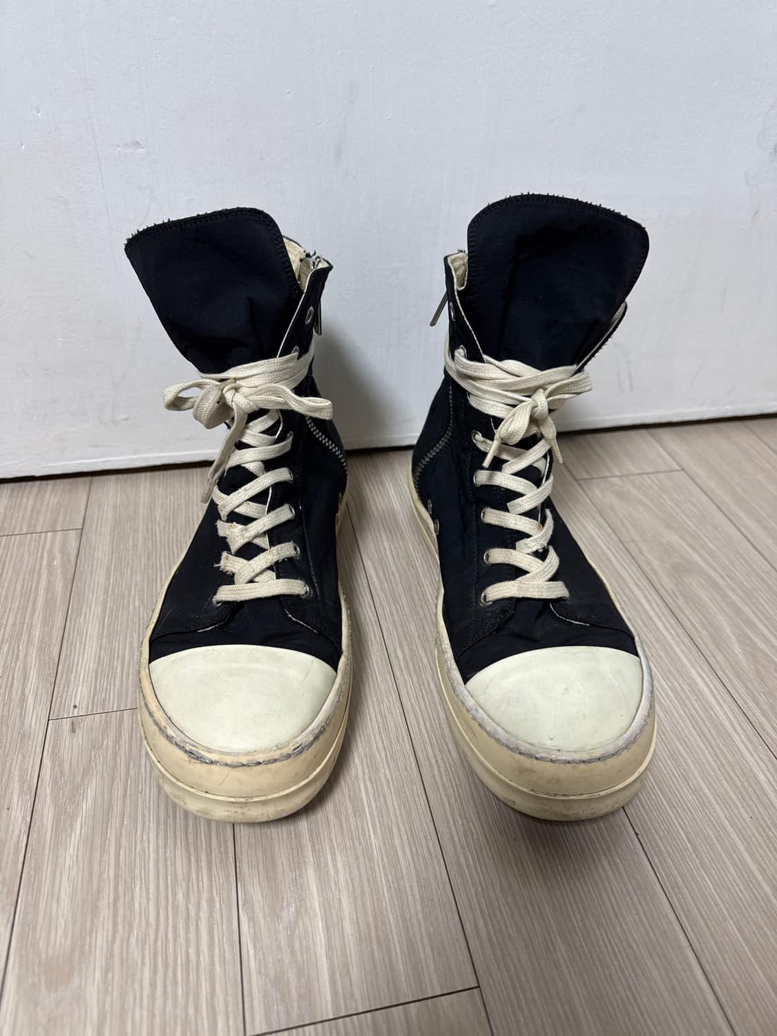 카티가 신은 릭오웬스 다크쉐도우 레이스업 하이탑 상품이미지1