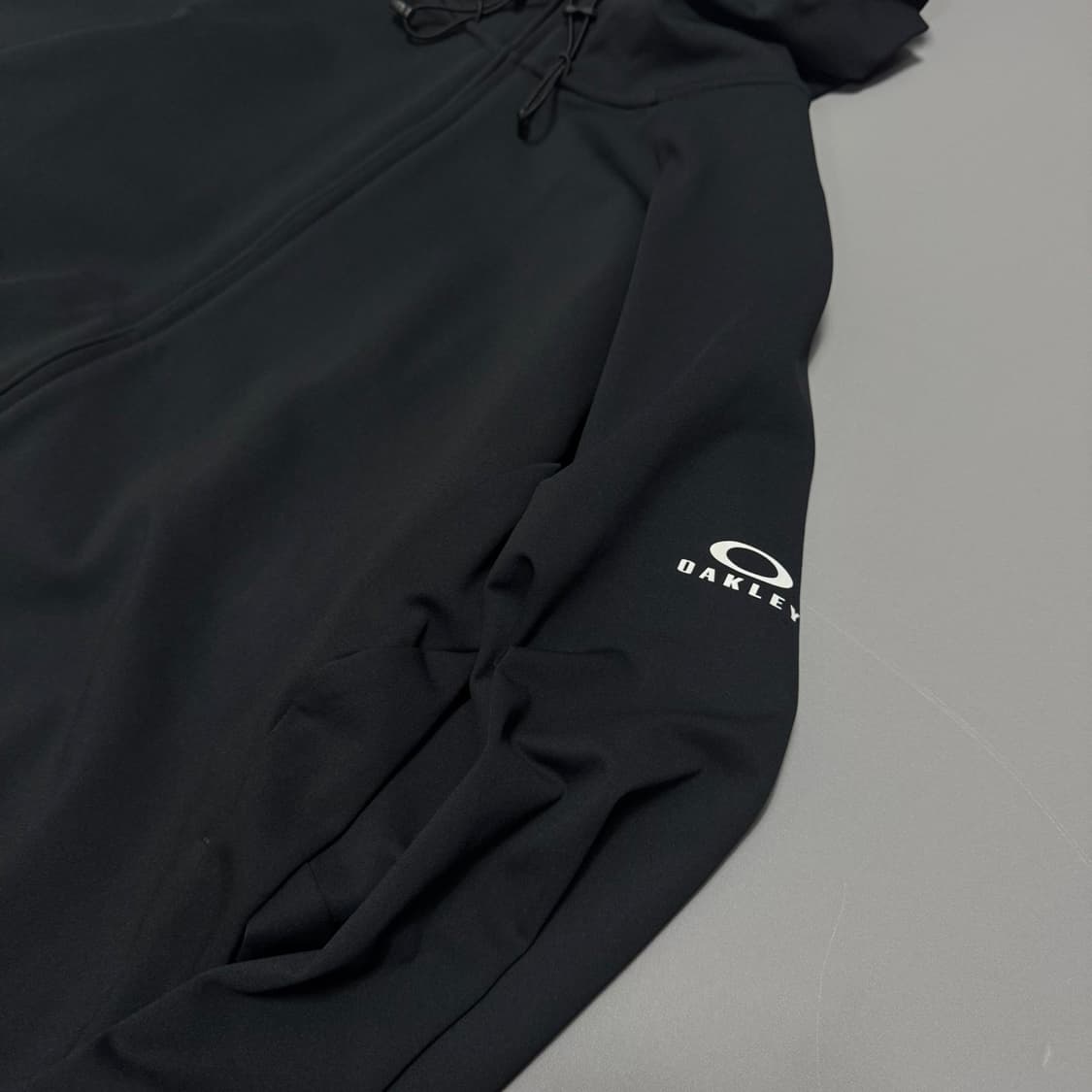 오클리(OAKLEY) 블랙 인핸스 그리드 폴리에스터 후드 윈드브레이커 상품이미지6