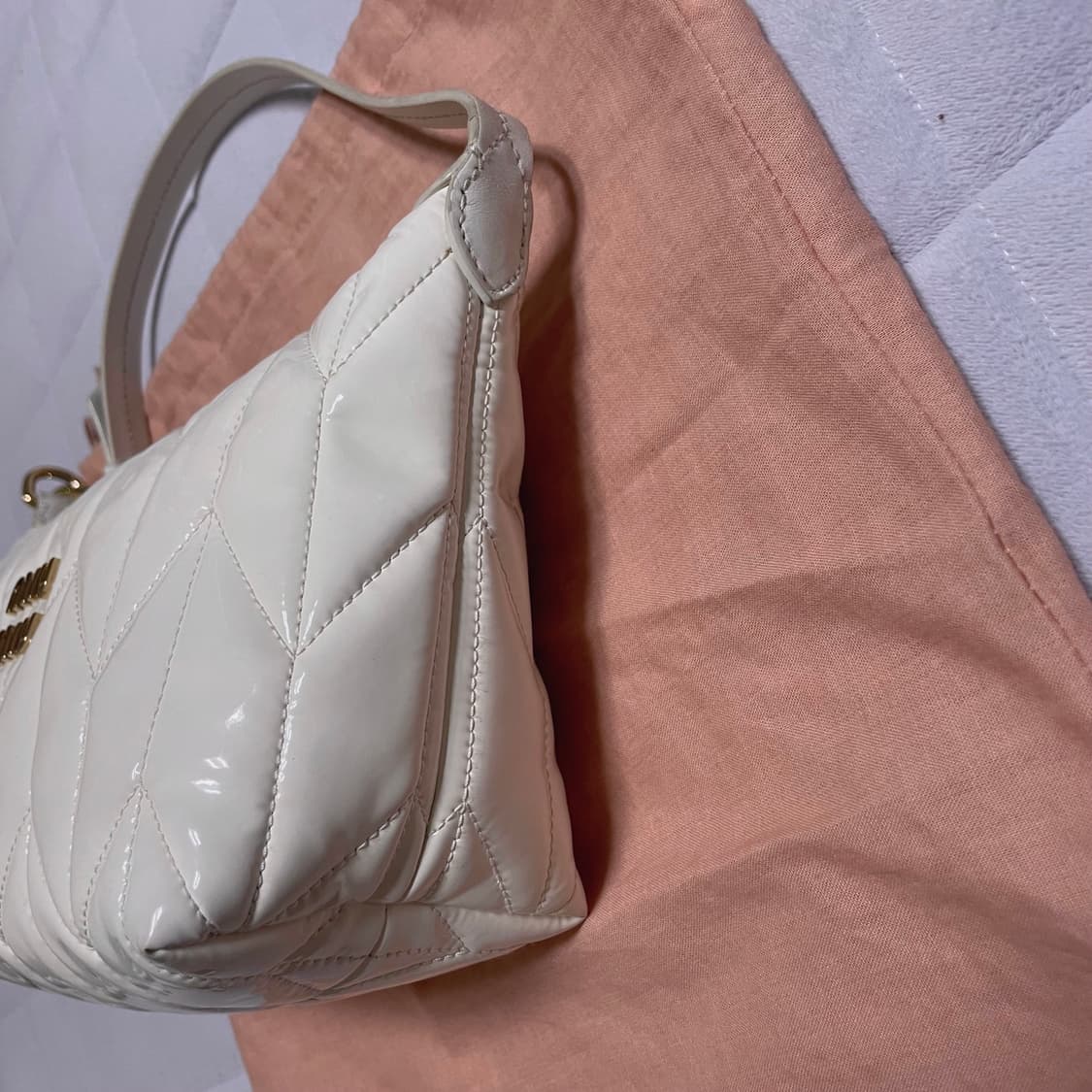 (정품)미우미우 스피릿 마테라쎄 시레 미니백 화이트 가방 상품이미지4