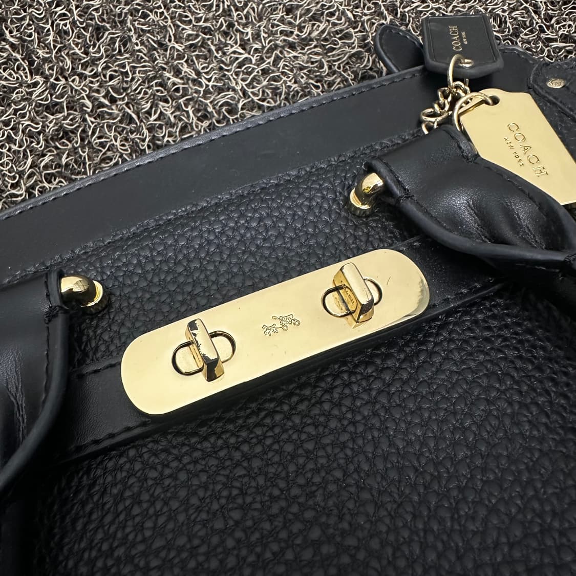 COACH 코치 거의새것 스웨거 여성 크로스백 토트백 가방 블랙 상품이미지4