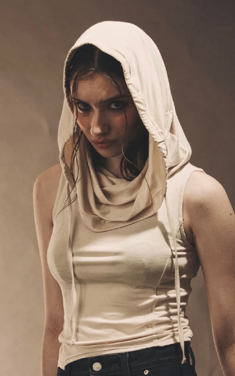 컷아웃 카울 후디 슬리브리스 아이보리 상품이미지1