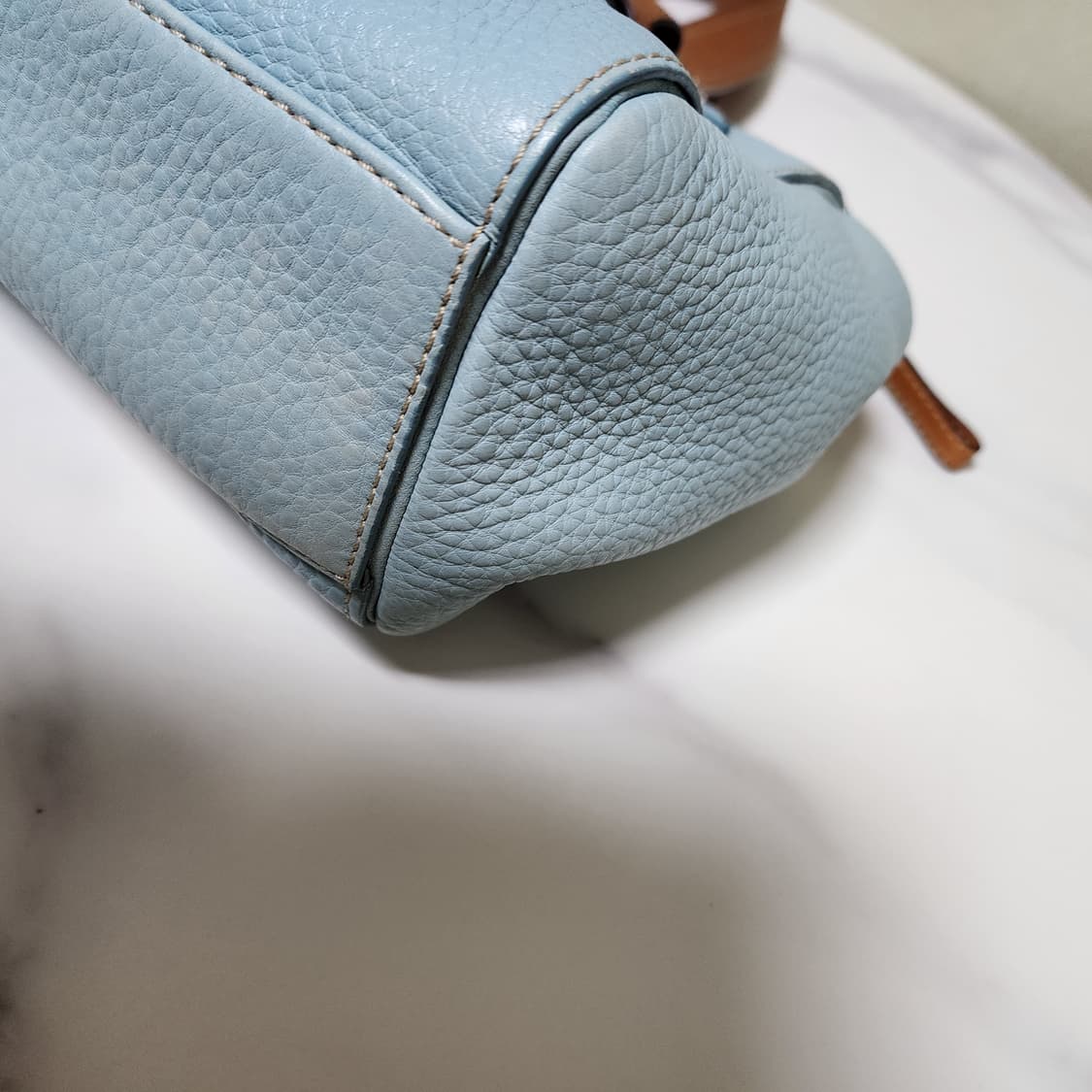 코치 첼시 페블 가죽 사첼백 상품이미지9