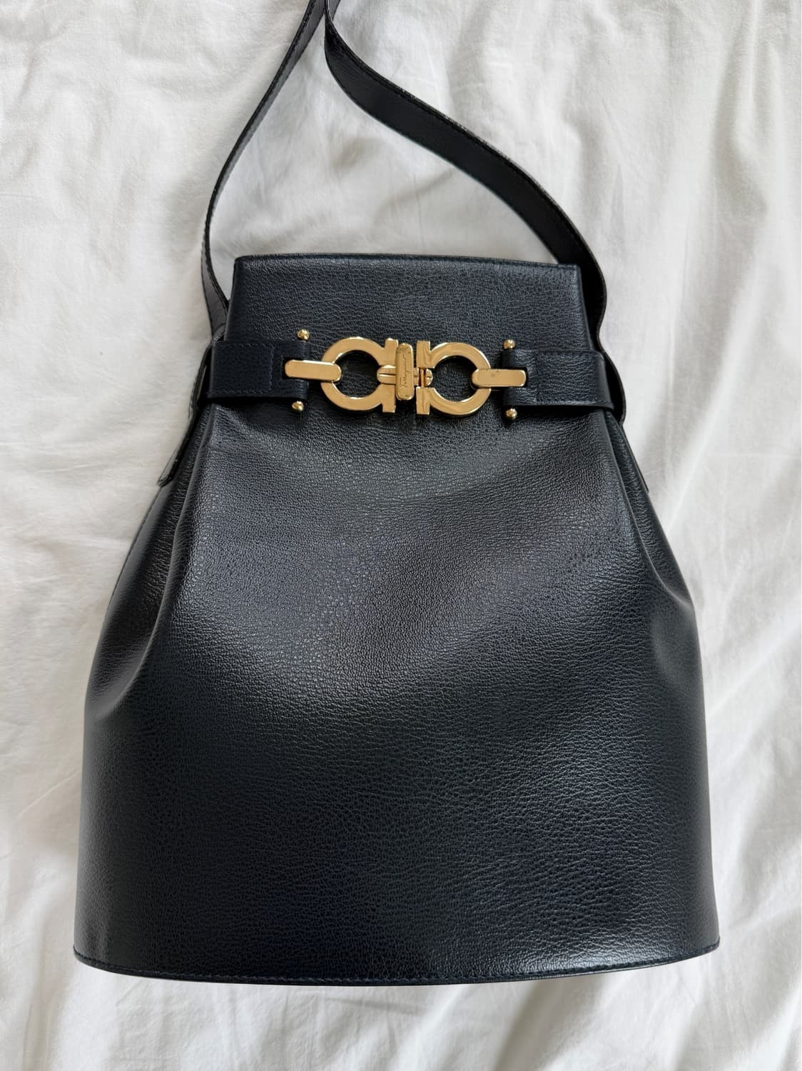 [Ferragamo] Leather bucket shoulder bag 상품이미지4