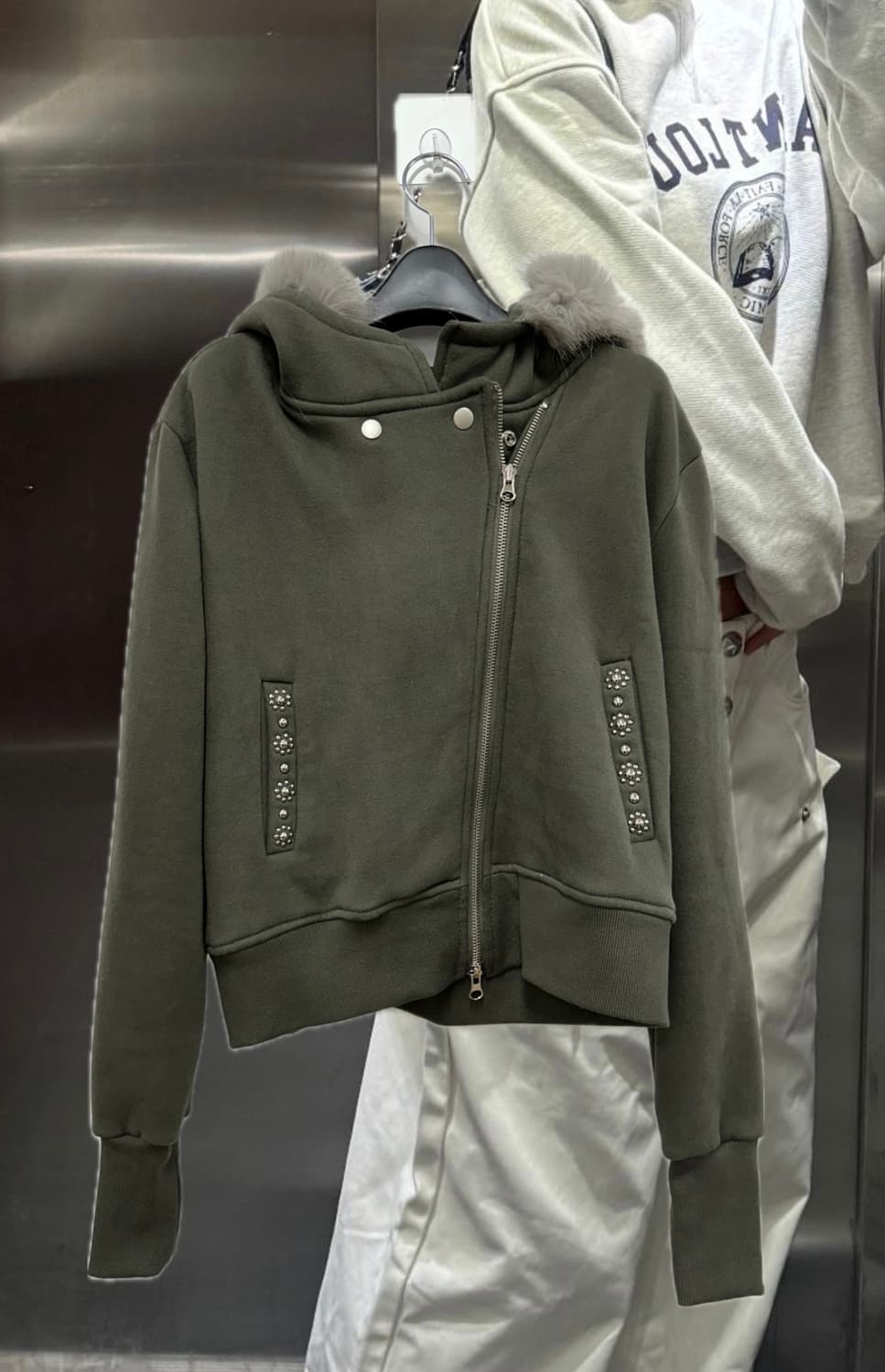 스터드 퍼 후드집업 (카키) 상품이미지1