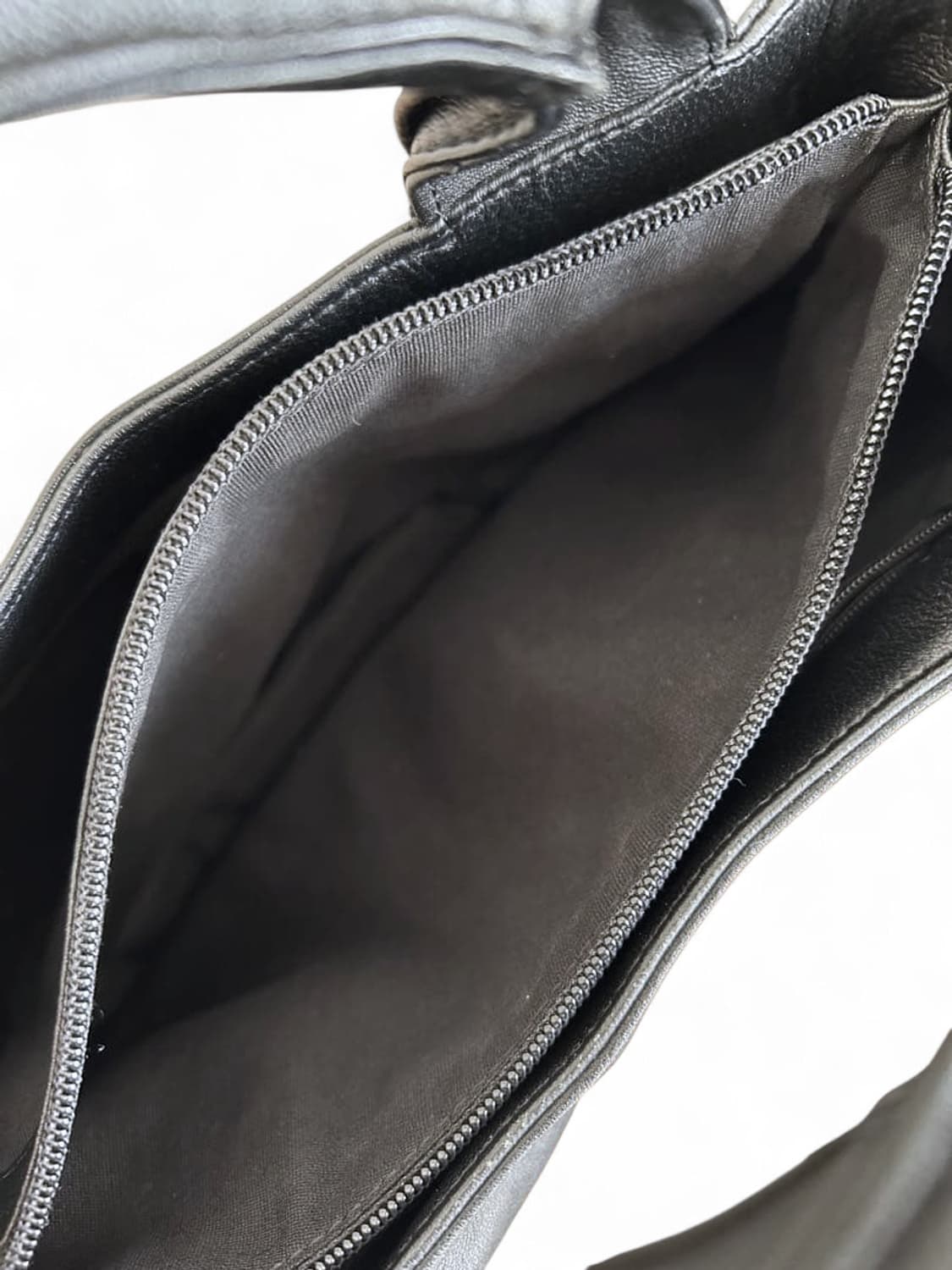 쉐도우 플리츠 가죽 토트백  상품이미지8