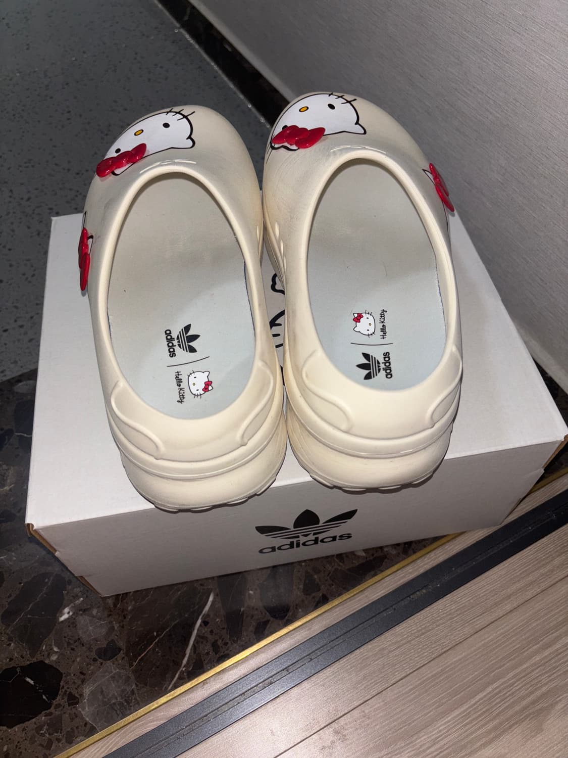 헬로키티 아디다스 뮬 245 상품이미지3